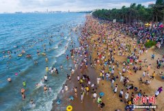 海口近20万人下海洗龙水 如“下饺子”