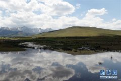 祁连山夏日景色如画