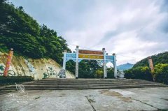 来华东第一天坑 享清凉夏日