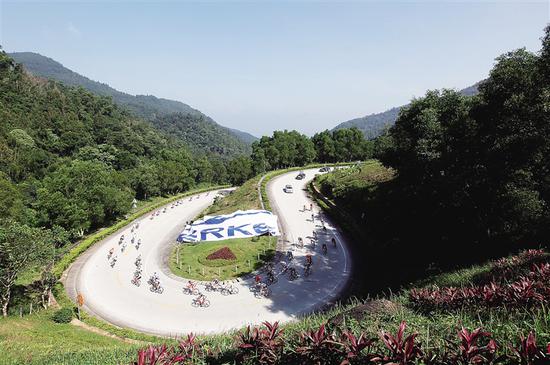 环岛赛选手经过五指山曲折回转的S形山路。 西海 摄