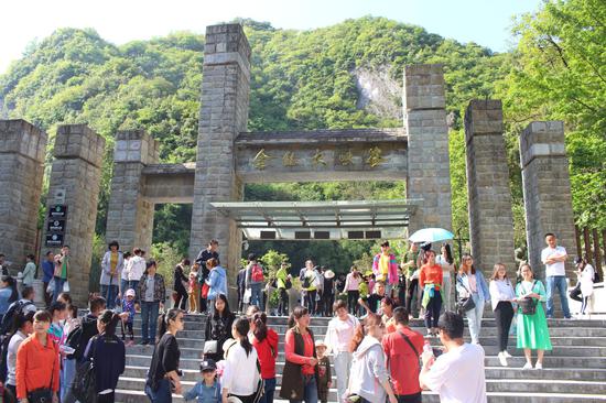 金丝峡五一游客众多 景鑫摄