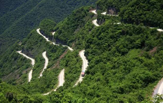 蜿蜒盘旋于山间