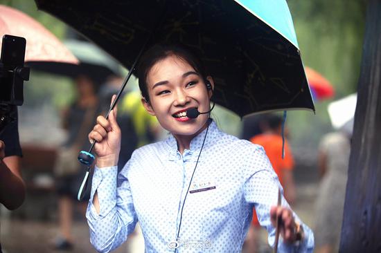 美女导游用山东快书介绍景点