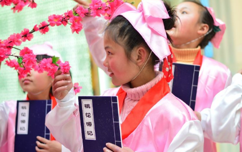 学子诵读《桃花源记》(图源:@合肥晚报)