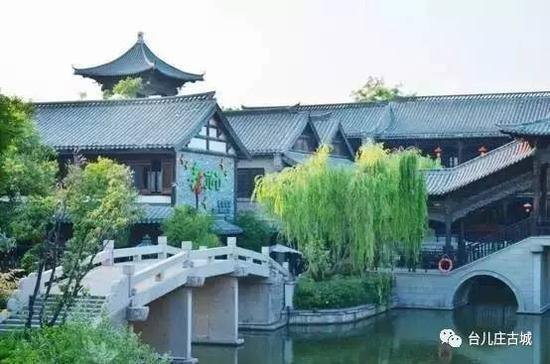 这次是在网上订的客栈,去民俗客栈的路上,越过石桥,却忍不住驻足欣赏这美的醉人的风景……
