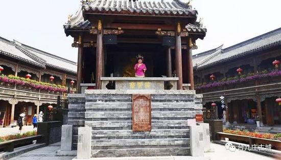 坐在看台上,听一段柳琴戏,宛转悠扬,余味无穷……