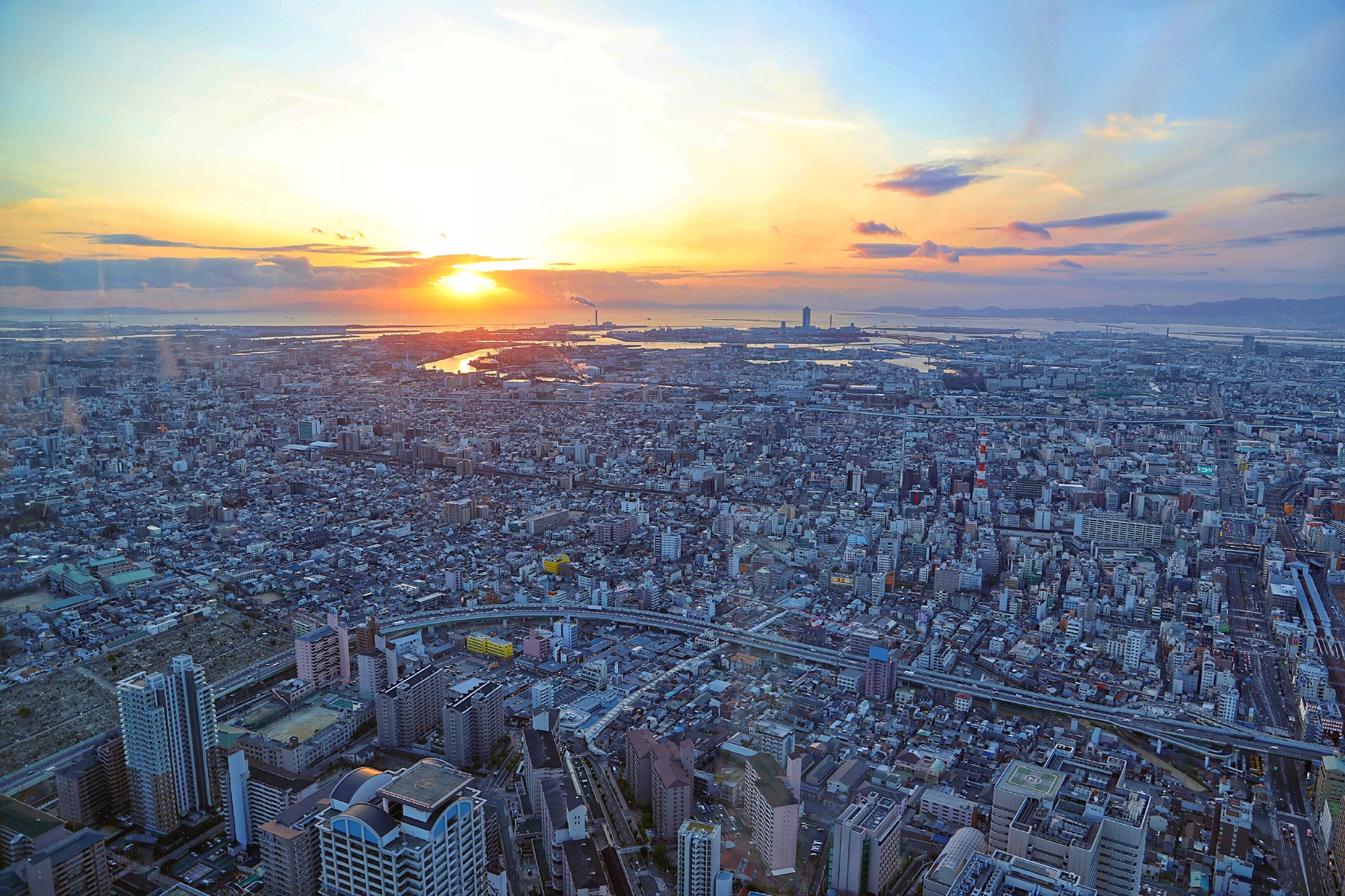 俯瞰大阪和京西地区，落日余晖中