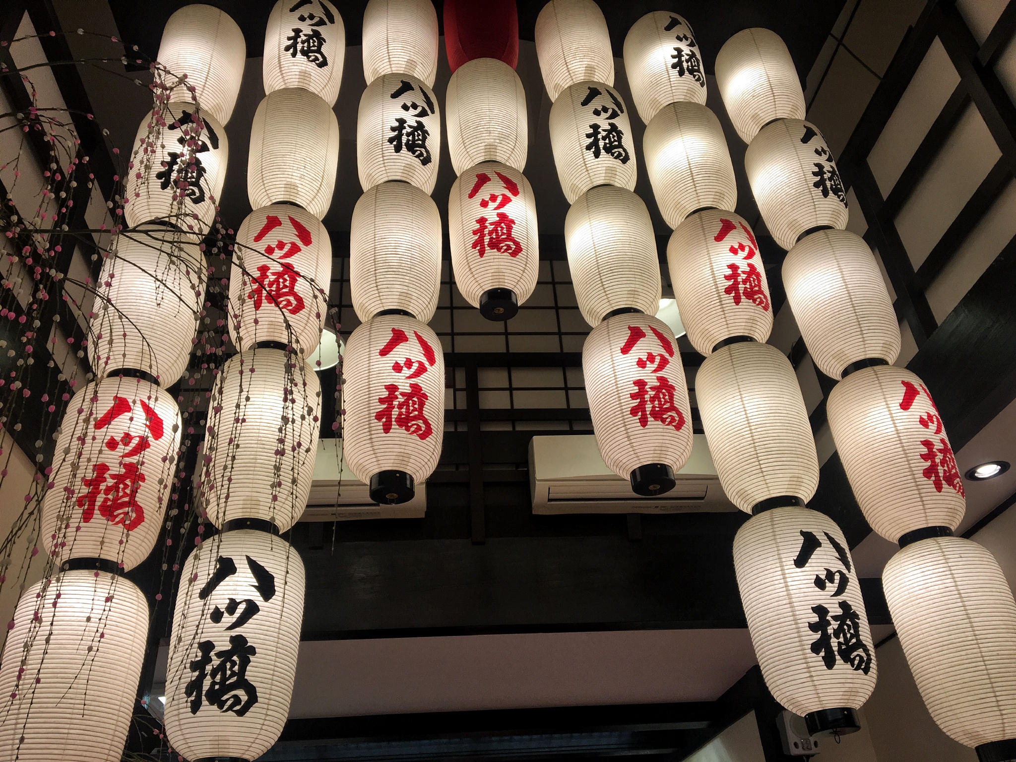 三年坂商店的灯笼还在，只是时光匆匆，数年已过。