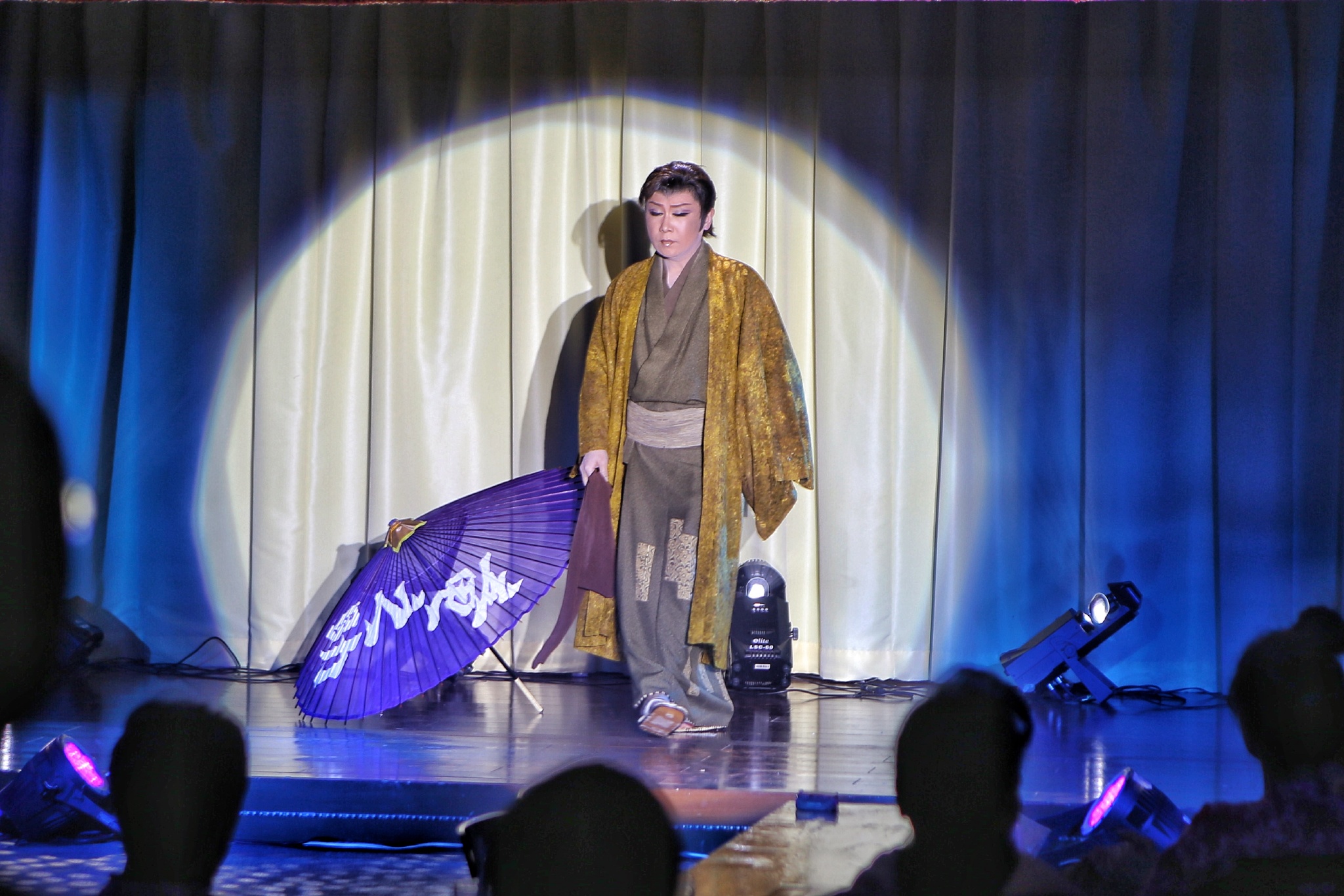 演艺厅，闷骚大叔平安京走猫步
