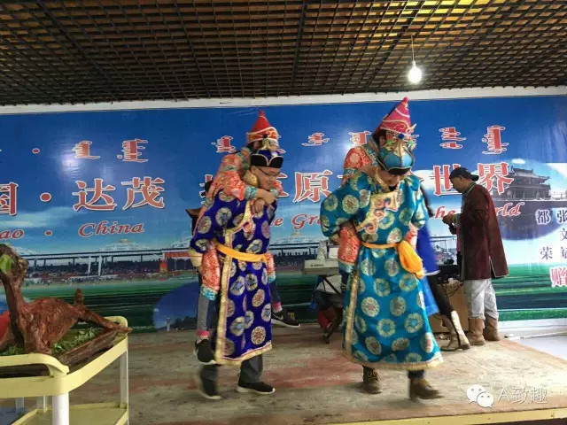 “王爷”背“王妃”下台
