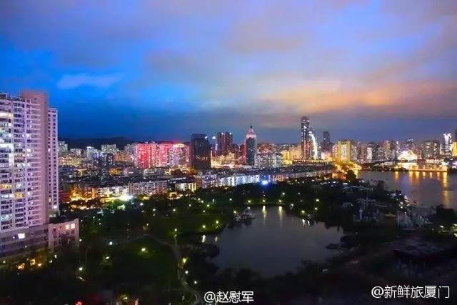 厦门筼筜湖白天鲜花灿烂 晚上各色霓虹灯倒映在湖水里