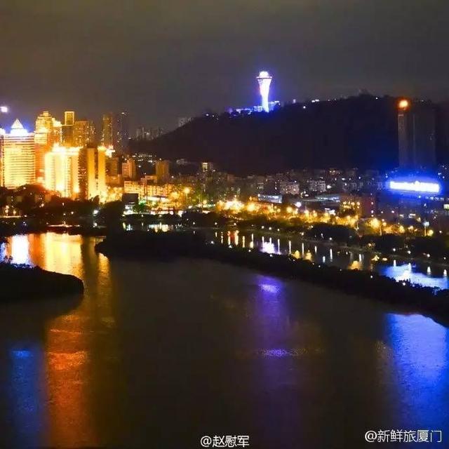 厦门筼筜湖白天鲜花灿烂 晚上各色霓虹灯倒映在湖水里