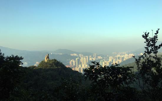 沿着狮子山郊野公园健行,可看到香港胜景之一:著名的望夫石(图片来源: 香港旅游发展局)