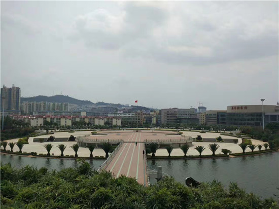 (小提琴形状的音乐广场 摄影/王璐)