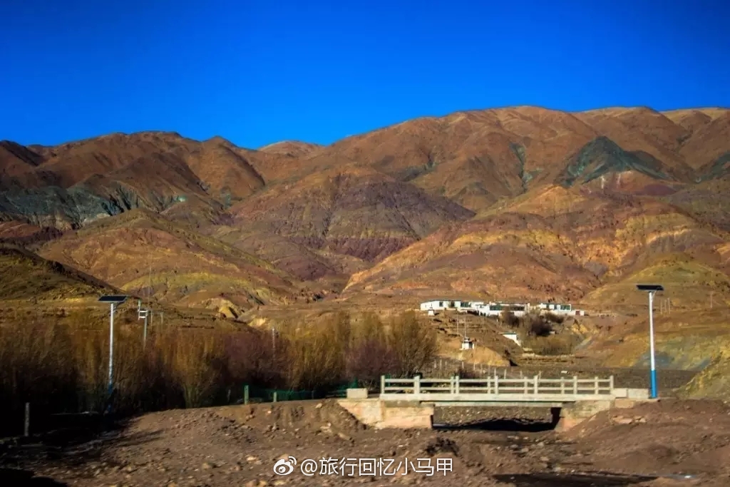 有点丹霞地貌的意思
