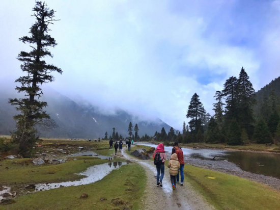 时而下起点小雨,但不影响路两旁的美景
