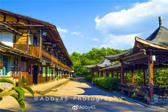 抵达之后你会发现这里像被时光遗忘的地方,复古的场景,不期而遇的穿越。原来这里还是三明客家文化园和影视拍摄基地。