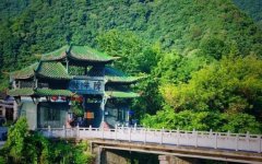 牯牛从天降 峰岔入云中