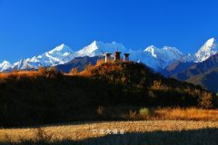 214国道昔日的茶马古道，今日的桃源秘境， 梅里雪山是门前的风景