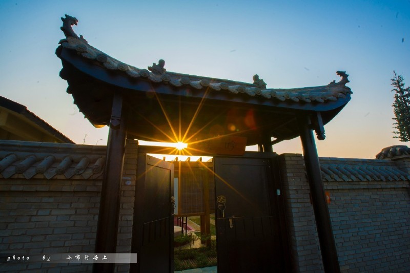逸景终南下,霏雨忘太白