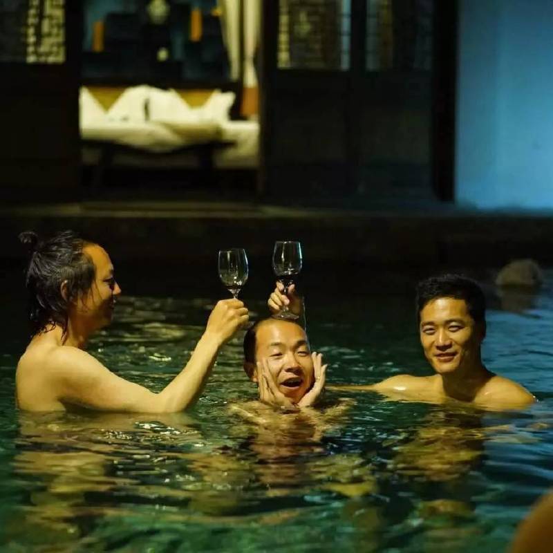 逸景终南下,霏雨忘太白