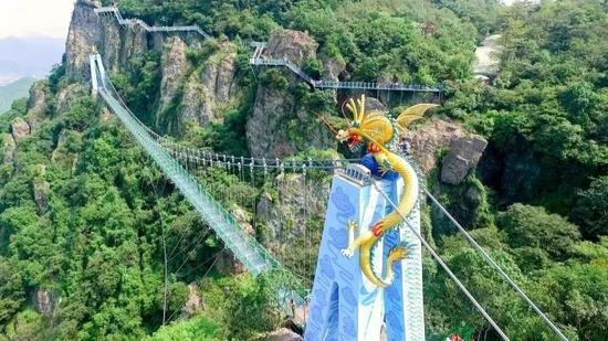 带有天梯的全透明玻璃栈道,长200米,五层天梯,层层高,层层险。