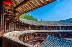 福建3万座土楼只有46座是世界文化遗产，土楼公主就是其中之一