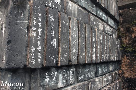 点击图片或使用键盘← →翻页