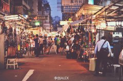 迷上香港这座不夜城 走进港片剧场