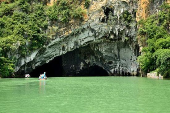 旖旎的<a data-cke-saved-href='//travel.sina.com.cn/baise_bainiaoyan-lvyou/' href='//travel.sina.com.cn/baise_bainiaoyan-lvyou/' target='_blank'><a data-cke-saved-href='//travel.sina.com.cn/baise_bainiaoyan-lvyou/' href='//travel.sina.com.cn/baise_bainiaoyan-lvyou/' target='_blank'>百鸟岩</a></a>风光