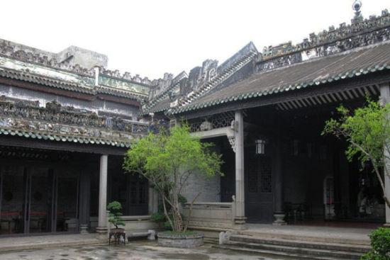 建筑整体看起来庄重严谨