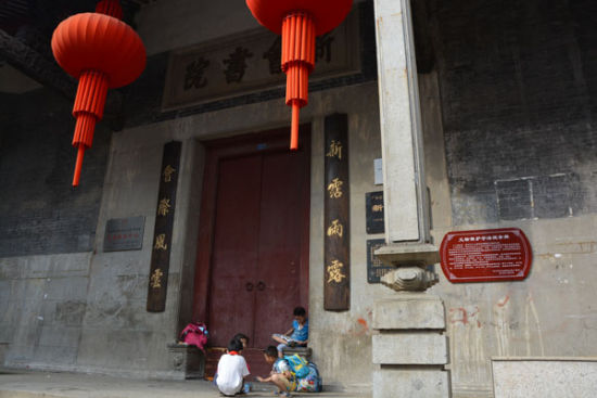 附近学校的小学生放学后在书院门口玩耍
