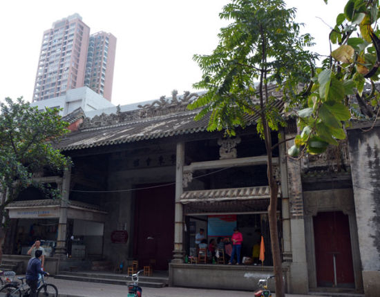 经过岁月洗礼的<a data-cke-saved-href='//travel.sina.com.cn/hezhou_yuedonghuiguan_15931-lvyou/' href='//travel.sina.com.cn/hezhou_yuedonghuiguan_15931-lvyou/' target='_blank'>粤东会馆</a>