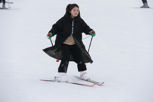 游客在滑雪场内滑雪