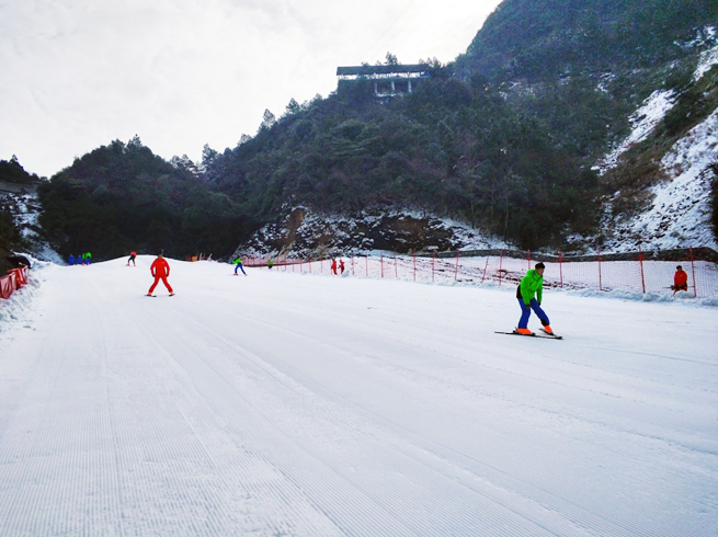 万盛奥陶纪景区 重庆滑雪 免费滑雪