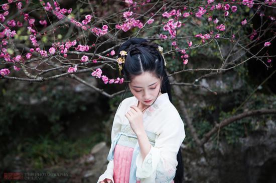三八节她们穿汉服坚持工作,成最美风景,引游客围观
