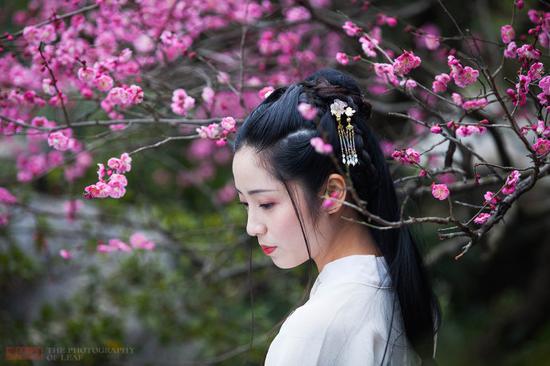 三八节她们穿汉服坚持工作,成最美风景,引游客围观
