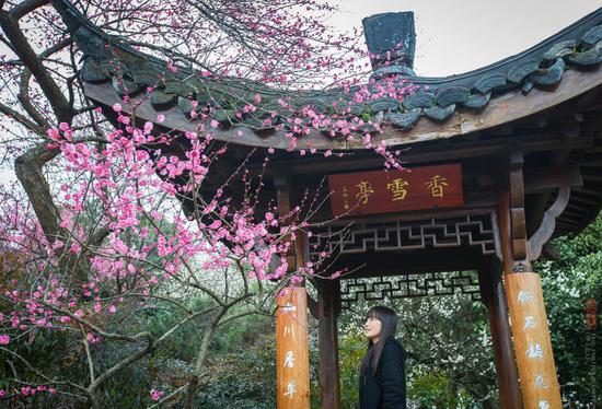三八节她们穿汉服坚持工作,成最美风景,引游客围观