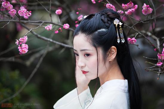 三八节她们穿汉服坚持工作,成最美风景,引游客围观