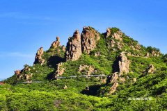 辽宁朝阳北票大黑山 推着轮椅带父母登山