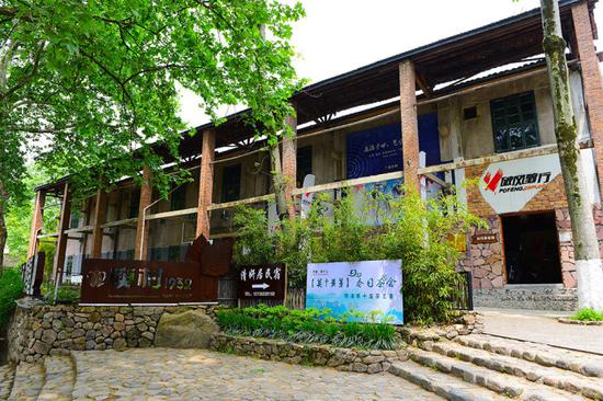 撩开薄雾与轻纱,发现雨雾中的别样<a data-cke-saved-href='http://travel.sina.com.cn/huzhou_moganshan_17666-lvyou/?from=b-keyword' href='http://travel.sina.com.cn/huzhou_moganshan_17666-lvyou/?from=b-keyword' target='_blank'>莫干山</a>,曼妙含蓄也生机盎然
