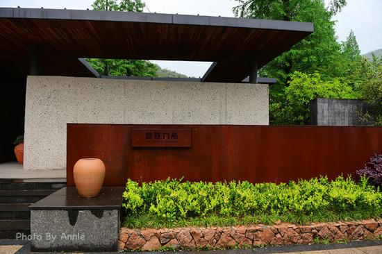 撩开薄雾与轻纱,发现雨雾中的别样<a data-cke-saved-href='http://travel.sina.com.cn/huzhou_moganshan_17666-lvyou/?from=b-keyword' href='http://travel.sina.com.cn/huzhou_moganshan_17666-lvyou/?from=b-keyword' target='_blank'>莫干山</a>,曼妙含蓄也生机盎然