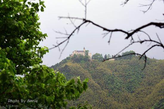 撩开薄雾与轻纱,发现雨雾中的别样<a data-cke-saved-href='http://travel.sina.com.cn/huzhou_moganshan_17666-lvyou/?from=b-keyword' href='http://travel.sina.com.cn/huzhou_moganshan_17666-lvyou/?from=b-keyword' target='_blank'>莫干山</a>,曼妙含蓄也生机盎然