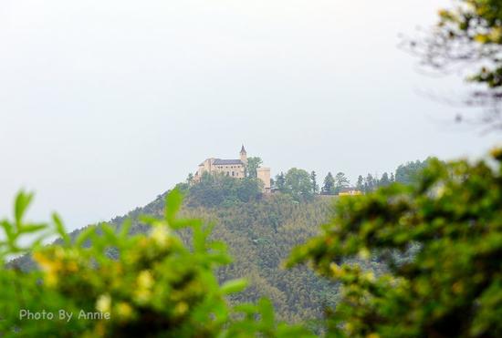 撩开薄雾与轻纱,发现雨雾中的别样<a data-cke-saved-href='http://travel.sina.com.cn/huzhou_moganshan_17666-lvyou/?from=b-keyword' href='http://travel.sina.com.cn/huzhou_moganshan_17666-lvyou/?from=b-keyword' target='_blank'>莫干山</a>,曼妙含蓄也生机盎然