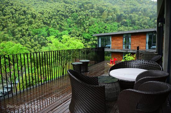 撩开薄雾与轻纱,发现雨雾中的别样<a data-cke-saved-href='http://travel.sina.com.cn/huzhou_moganshan_17666-lvyou/?from=b-keyword' href='http://travel.sina.com.cn/huzhou_moganshan_17666-lvyou/?from=b-keyword' target='_blank'>莫干山</a>,曼妙含蓄也生机盎然