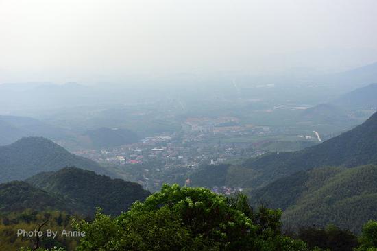 撩开薄雾与轻纱,发现雨雾中的别样<a data-cke-saved-href='http://travel.sina.com.cn/huzhou_moganshan_17666-lvyou/?from=b-keyword' href='http://travel.sina.com.cn/huzhou_moganshan_17666-lvyou/?from=b-keyword' target='_blank'><em>莫干山</em></a>,曼妙含蓄也生机盎然