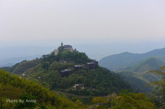 撩开薄雾与轻纱,发现雨雾中的别样<a data-cke-saved-href='http://travel.sina.com.cn/huzhou_moganshan_17666-lvyou/?from=b-keyword' href='http://travel.sina.com.cn/huzhou_moganshan_17666-lvyou/?from=b-keyword' target='_blank'>莫干山</a>,曼妙含蓄也生机盎然