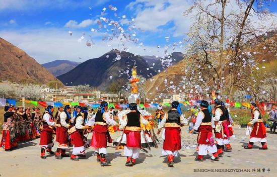 走近<a data-cke-saved-href='http://travel.sina.com.cn/jinchuan-lvyou/?from=b-keyword' href='http://travel.sina.com.cn/jinchuan-lvyou/?from=b-keyword' target='_blank'>金川</a>神秘的嘉绒藏戏、马尔锅庄民族风