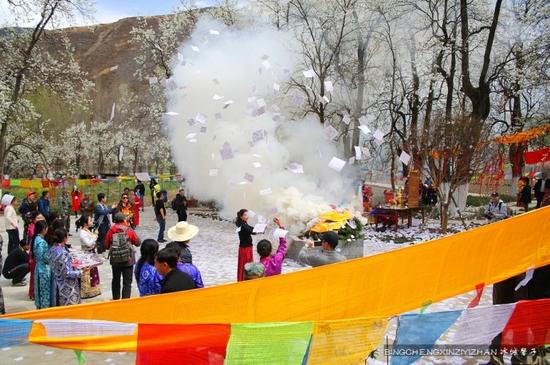 走近金川神秘的嘉绒藏戏、马尔锅庄民族风