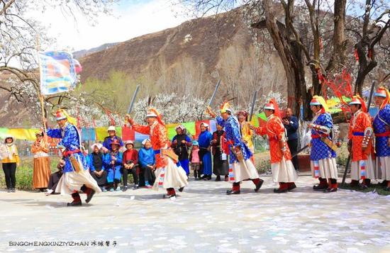 走近金川神秘的嘉绒藏戏、马尔锅庄民族风